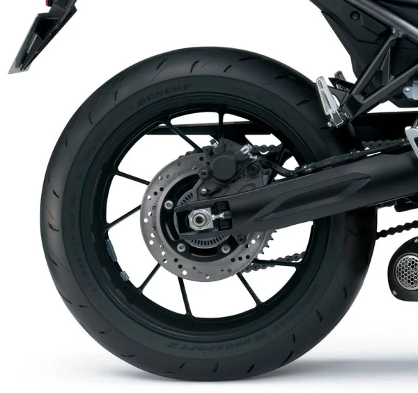 Suzuki GSX-8S EVO — Ruota posteriore e forcellone